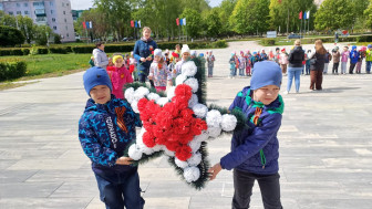 В преддверии Великой Победы возложение  цветов детьми.